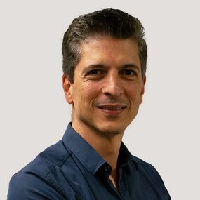 Das Portrait zeigt Can Siaphi. Er hat kurze dunkle Haare und lächelt freundlich in die Kamera.